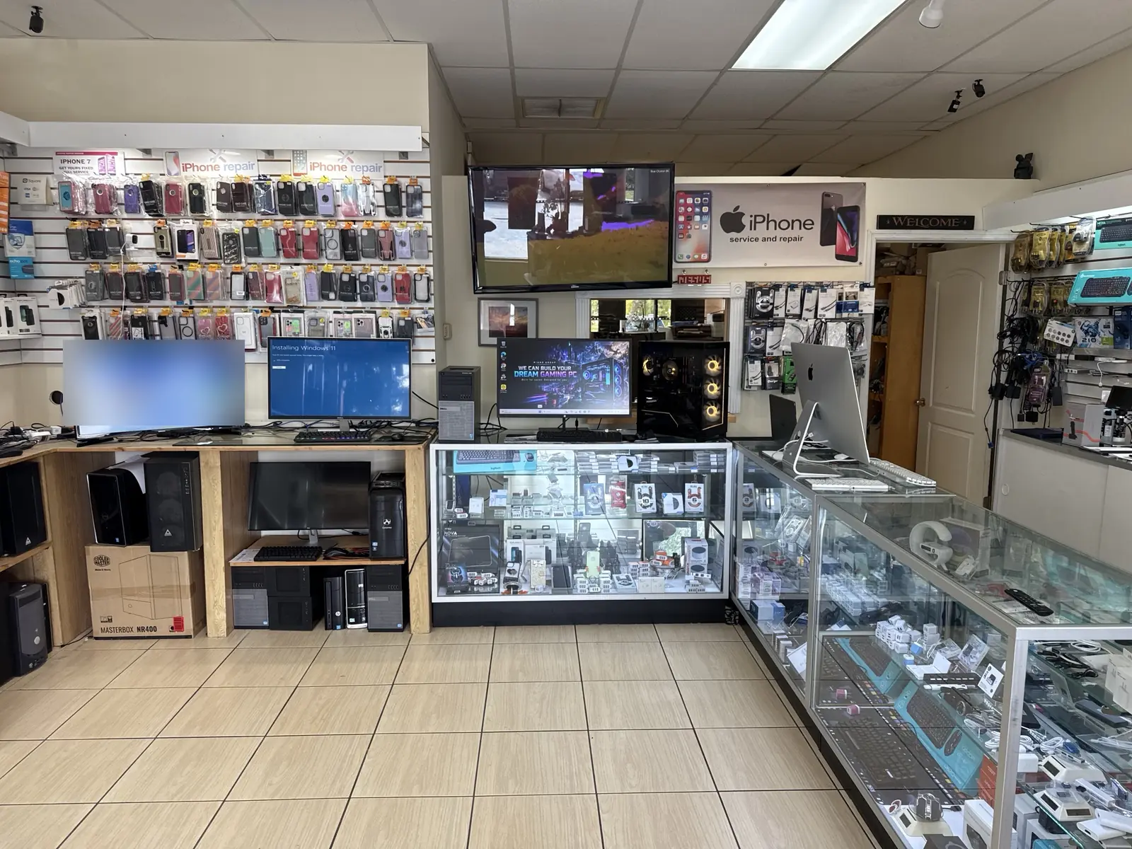 iPhone repair counter, phone cases and computer accessories at Riano Group Palm Coast – reparación de iPhone